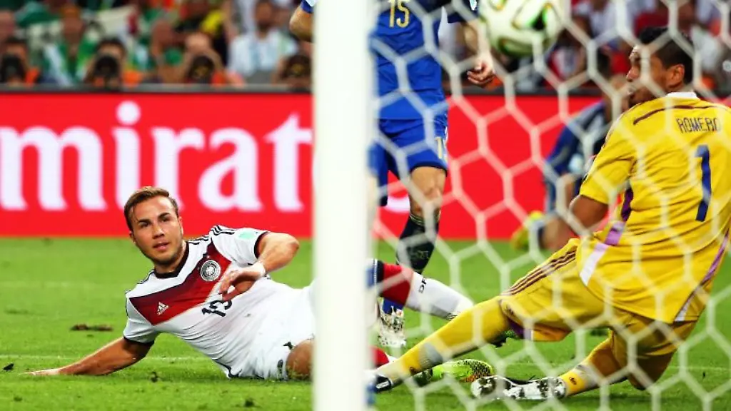Mario-Goetze-l-schiesst-das-1-0-gegen-Argentiniens-Torhueter-Romero-r-waehrend-des-Finalspiels-2014