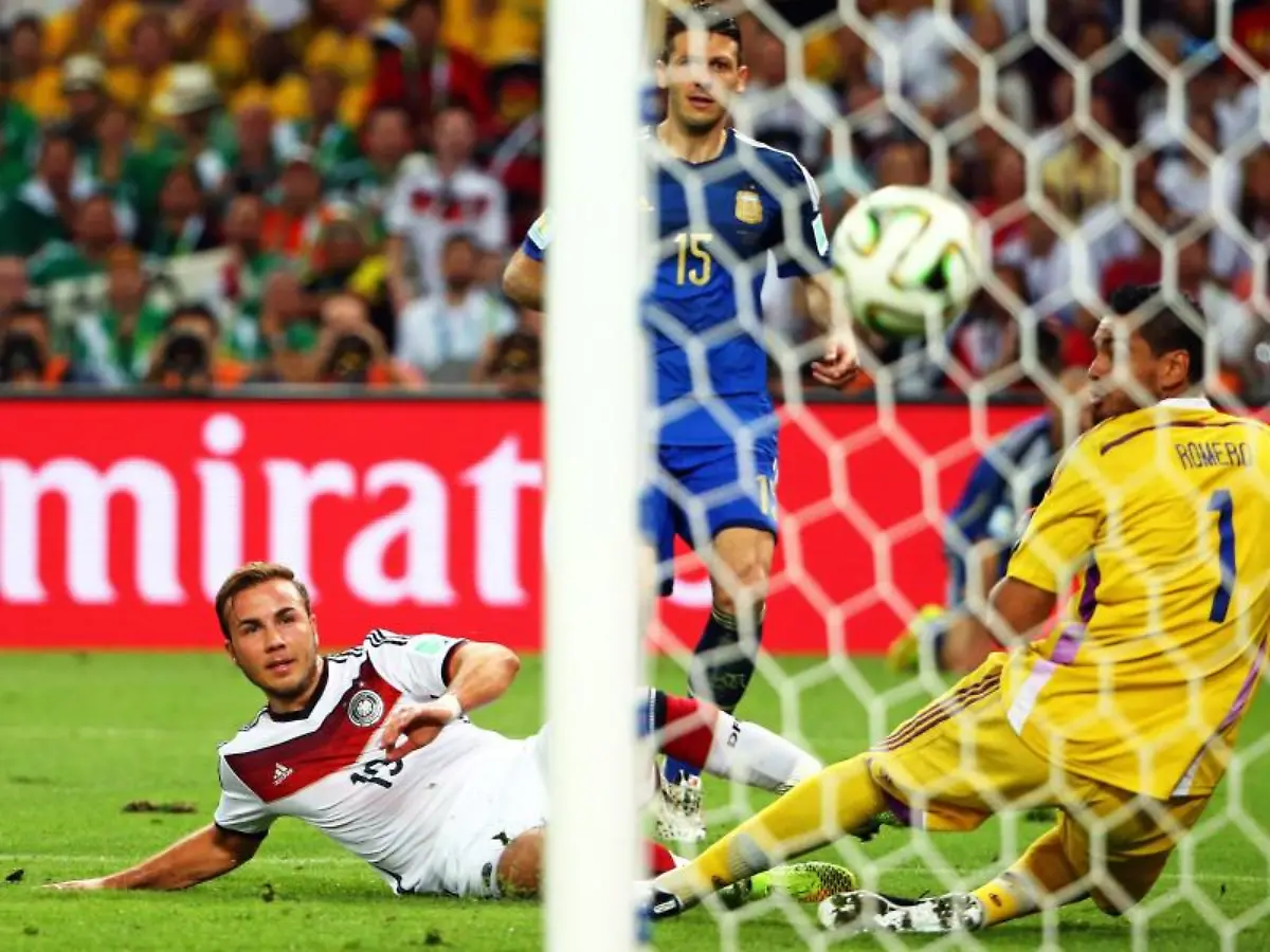Mario-Goetze-l-schiesst-das-1-0-gegen-Argentiniens-Torhueter-Romero-r-waehrend-des-Finalspiels-2014
