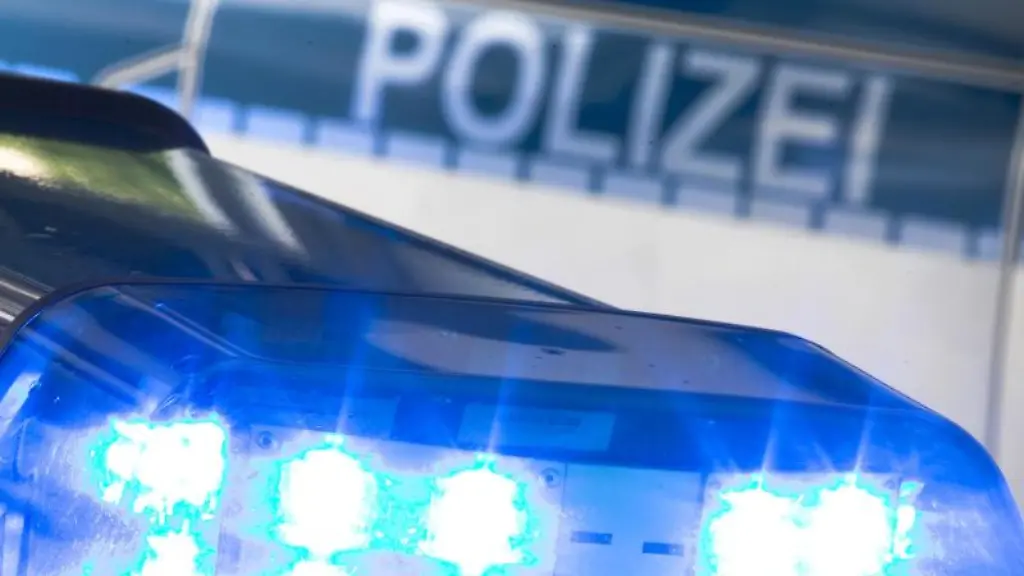 Das-Blaulicht-auf-dem-Dach-eines-Polizeiautos-leuchtet