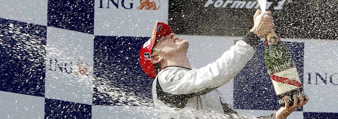 Sechs Champagner-Flaschen durfte Jenson Button in dieser Saison schon vor Publikum entleeren.