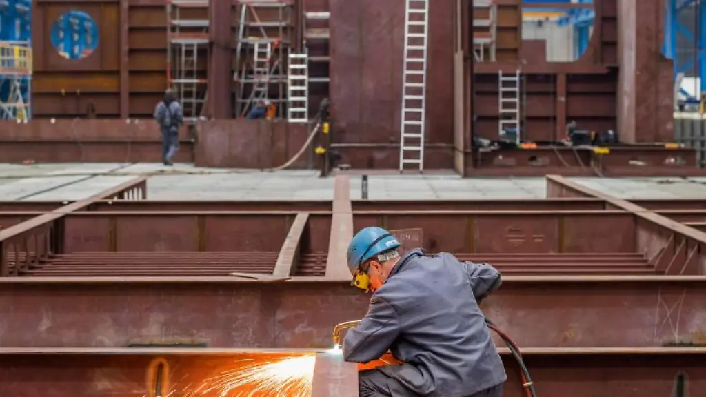 Schiffbauer-arbeiten-an-kuenftigen-Schiffen