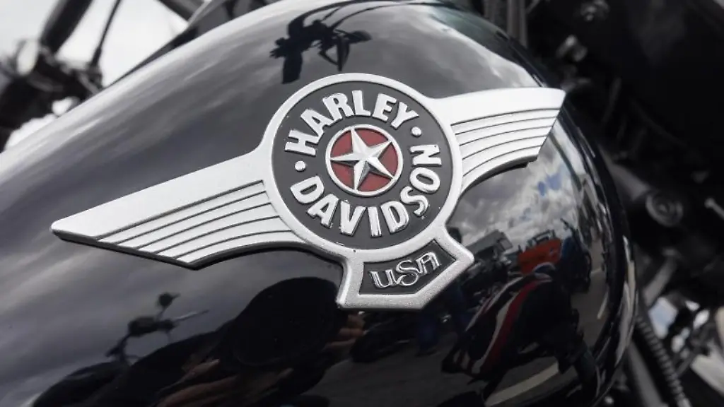 Ein-Motorrad-mit-dem-Schriftzug-Harley-Davidson-USA