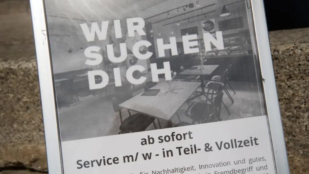 Eine-Stellenanzeige-fuer-einen-Servicejob-steht-auf-einer-Treppe-vor-einer-Gaststaette