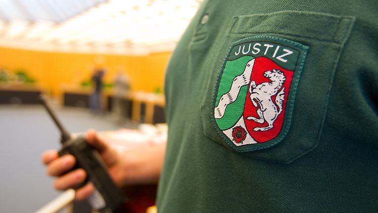 Justizbeamter im Sitzungssaal: Obwohl zwei der Angeklagten minderjährig sind, findet der Prozess öffentlich statt.