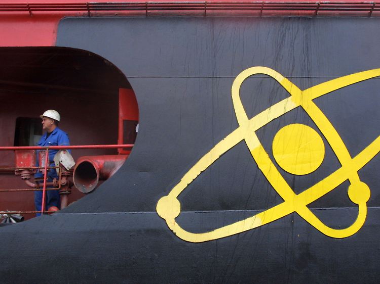 Russische Technik im Hafen von Murmansk: Auf der Bordwand des ebenfalls atomar angetriebenen Eisbrechers Jamal prangt ein mittlerweile veraltet wirkendes Symbol des Fortschritts (Beispielbild).