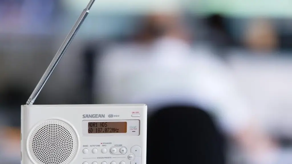 Ein-digitaler-Radioempfaenger-steht-in-einem-Buero