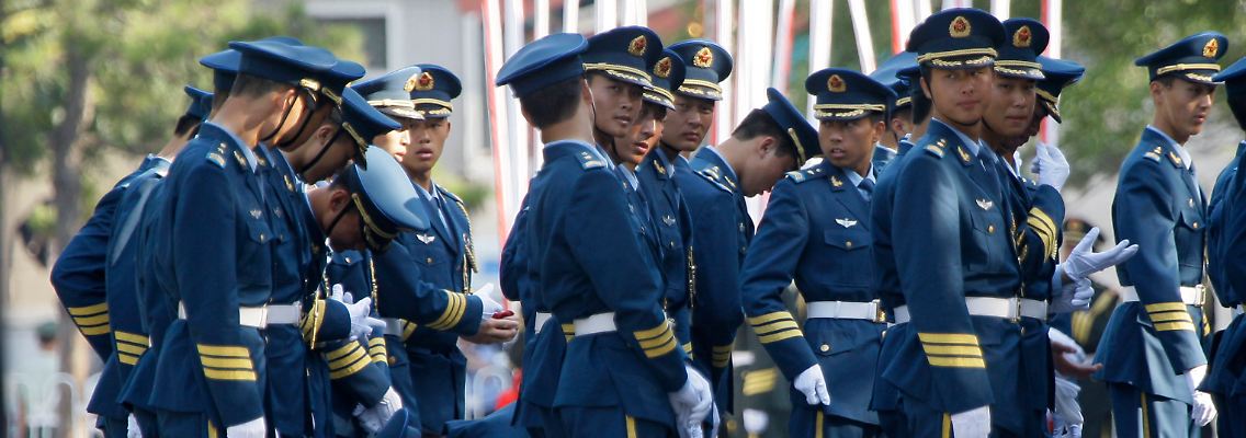China zeigt gern militärische Präsenz - wie zuletzt zum zehnten Jahrestag des Massakers auf dem Tiananmen-Platz.