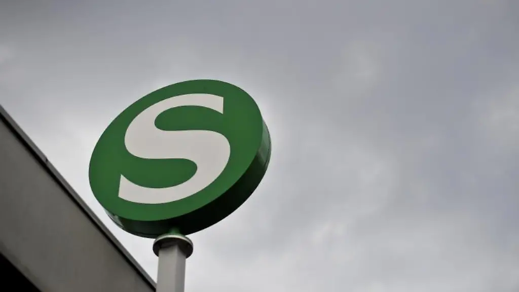 Das-Logo-der-S-Bahn-aufgenommen-vor-einem-dunklen-Wolkenhimmel