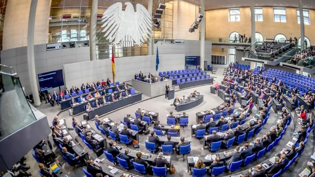 Die-Uebersicht-zeigt-den-Plenarsaal-waehrend-einer-Sitzung-des-Deutschen-Bundestages