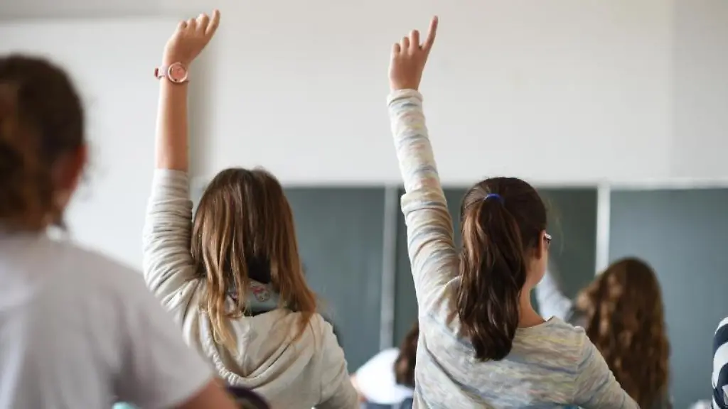 Schuelerinnen-melden-sich-waehrend-des-Unterrichts
