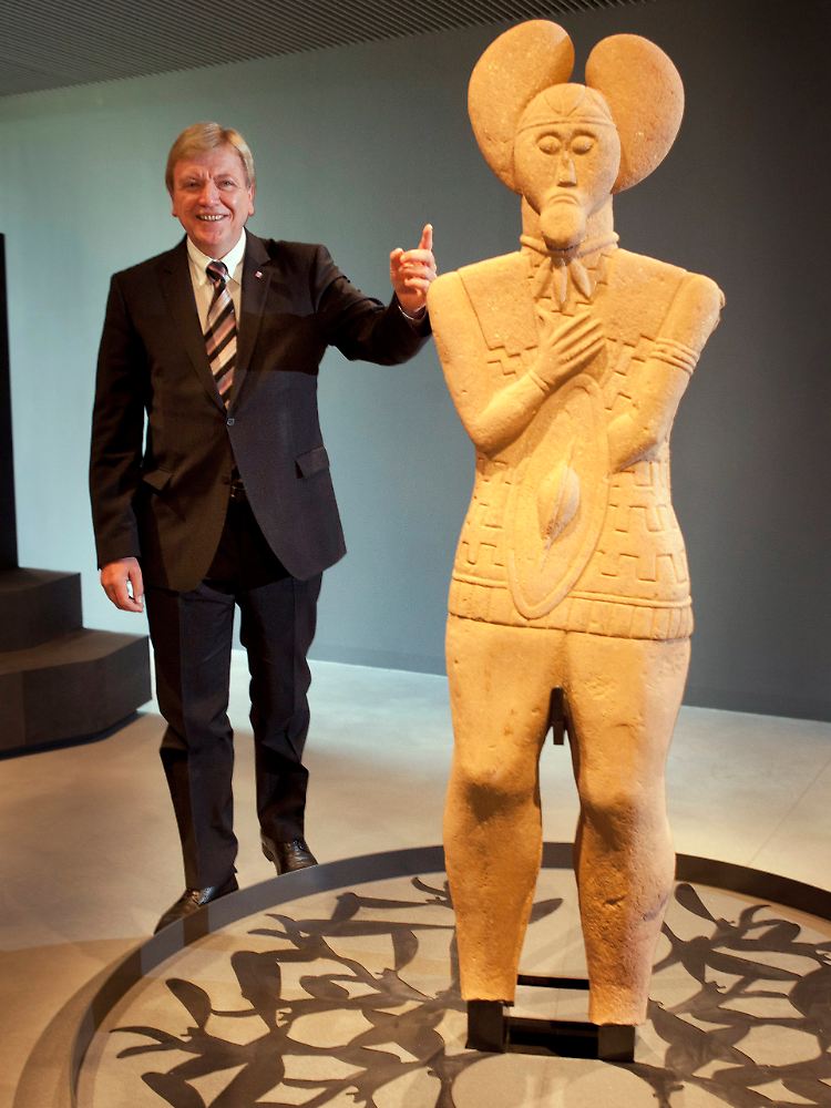 Landesfürst neben Keltenfürst: Hessens Ministerpräsident Bouffier neben der steinernen Skulptur des sogenannten "Keltenfürsten", die Hauptattraktion im neuen Museum.