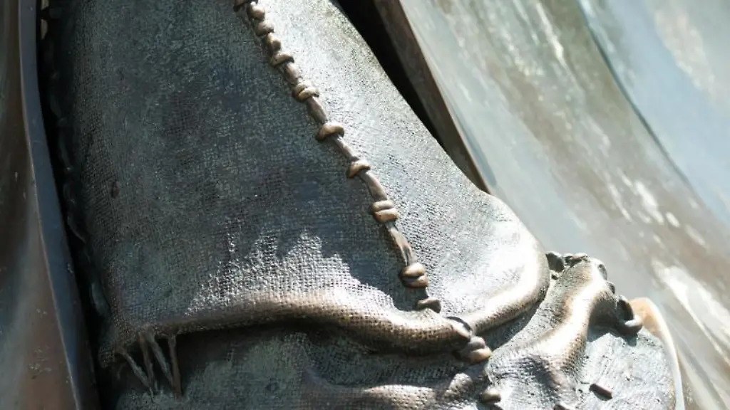 Am-Fuss-der-Heunensaeule-zeigt-der-Bronzesockel-die-Darstellung-einer-Jakobinermuetze-aus-der-eine-Narrenkappe-entspringt