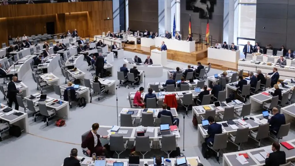 Stephan-Weil-SPD-Ministerpraesident-von-Niedersachsen-spricht-waehrend-der-Landtagssitzung