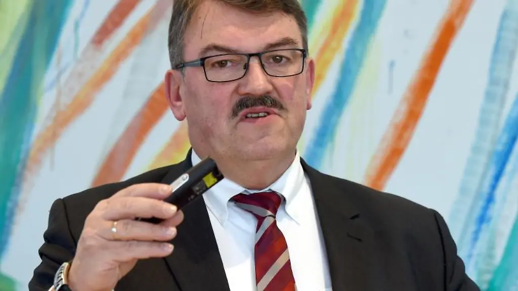 Eberhard-Brezski-Volkswirt-an-der-NordLB-sPricht-waehrend-einer-Pressekonferenz-in-Hannover