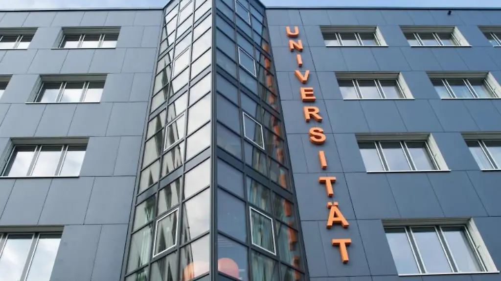 Das-Gebaeude-der-Otto-von-Guericke-Universitaet-in-Magdeburg