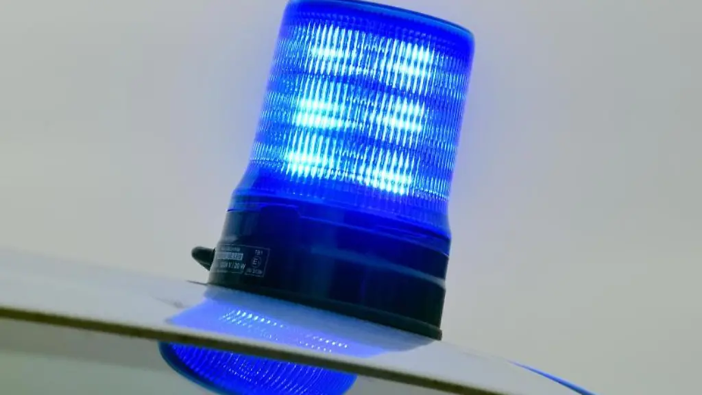 Blaulicht-auf-einem-Fahrzeug-der-Polizei