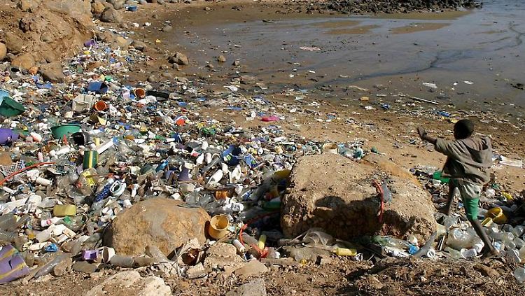 Blick auf einen Abschnitt an der Küste des Senegals: Plastik ist laut einer Untersuchung der am weitesten verbreitete marine Müll.