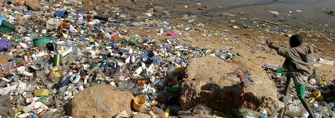 Blick auf einen Abschnitt an der Küste des Senegals - überall unvergänglicher Plastikmüll.