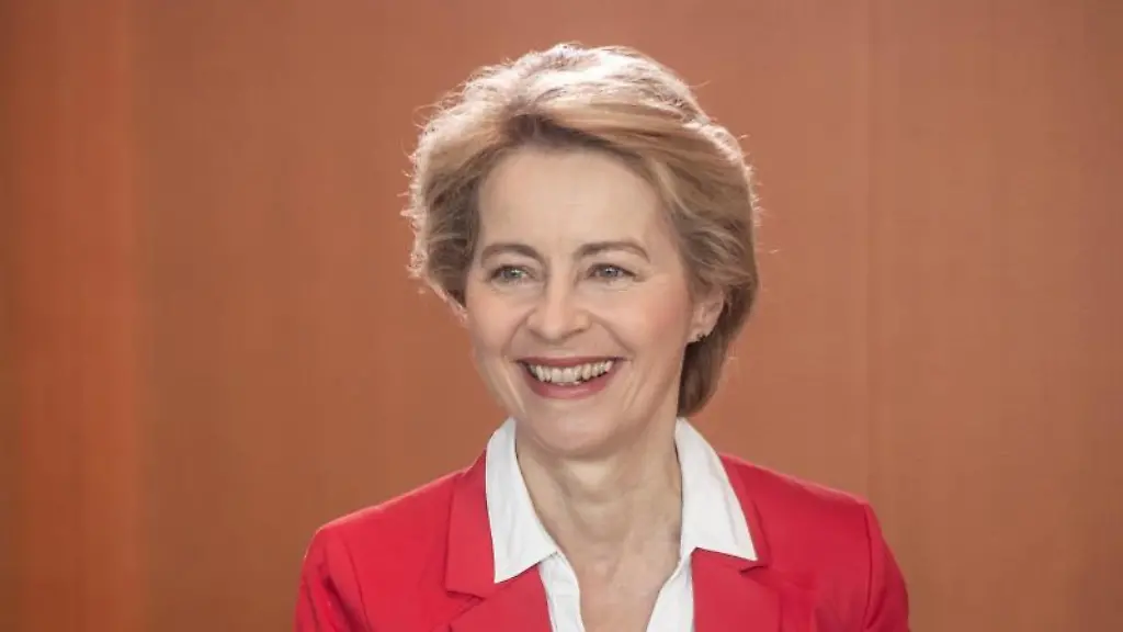 Verteidigungsministerin-Ursula-von-der-Leyen-CDU-kommt-zur-Sitzung-des-Bundeskabinetts-im-Kanzleramt