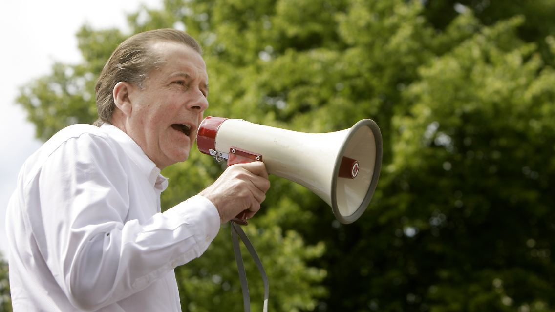 Auf einer roten Leiter stehend hält Eick am Montag, 8. Juni 2009 vor der Arcandor-Zentrale eine emotionale Rede per Megafon.