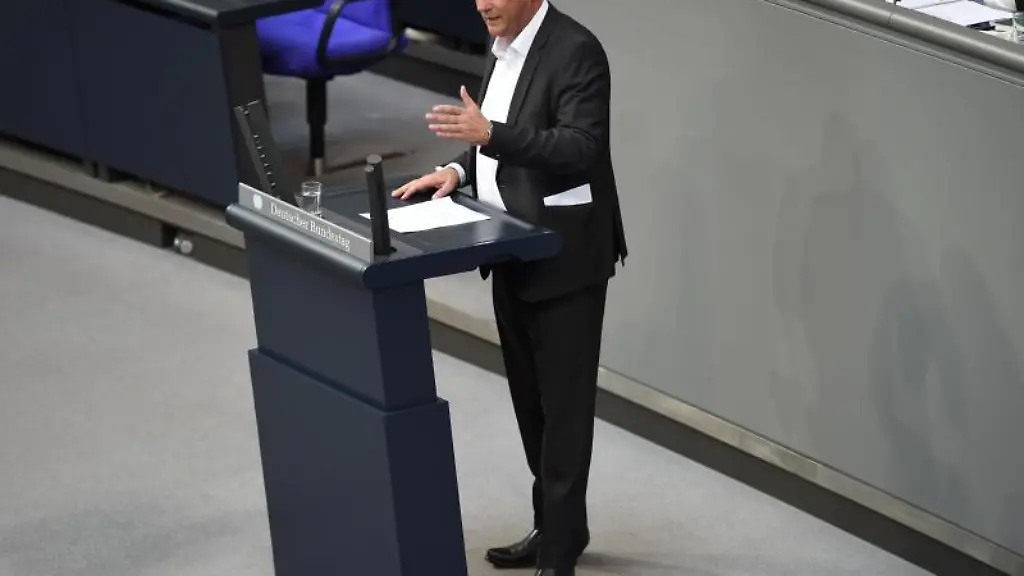 Thomas-Kemmerich-FDP-spricht-waehrend-der-98-Sitzung-des-Bundestages