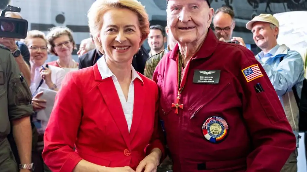Verteidigungsministerin-Ursula-von-der-Leyen-CDU-mit-Gail-S-Halvorsen-ehemaliger-Pilot-der-United-States-Air-Force