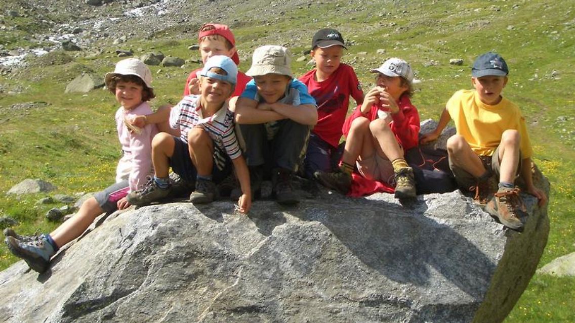 Die Berge können für Kinder wie ein großer Abenteuerspielplatz sein - aber Eltern sollten sie nicht mit zu strammen Wanderungen überfordern.