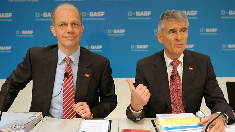 Das ist der neue Mann an der BASF-Spitze, scheint Jürgen Hambrecht links im Bild zu sagen.