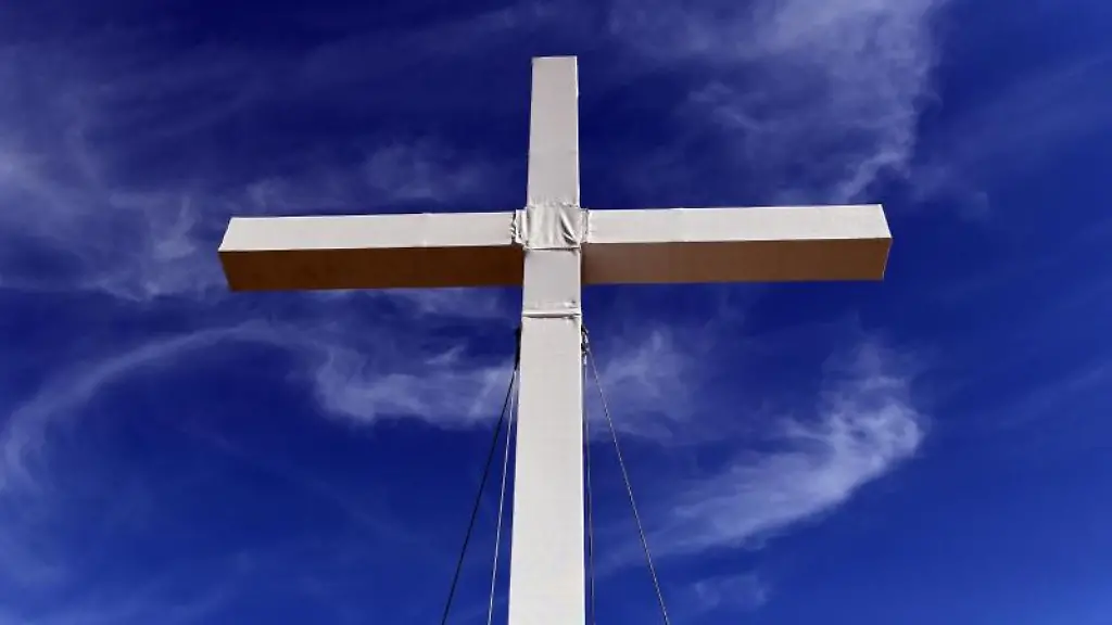 Ein-grosses-Kreuz-auf-der-Festwiese