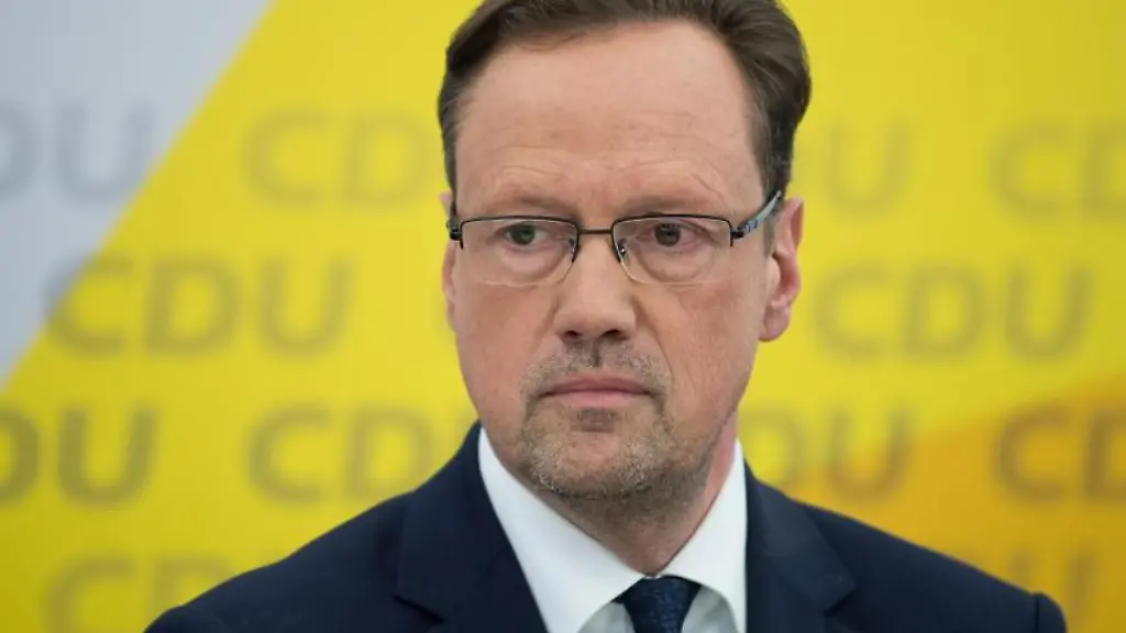 Dirk-Toepffer-CDU-nimmt-bei-einer-Pressekonferenz-teil