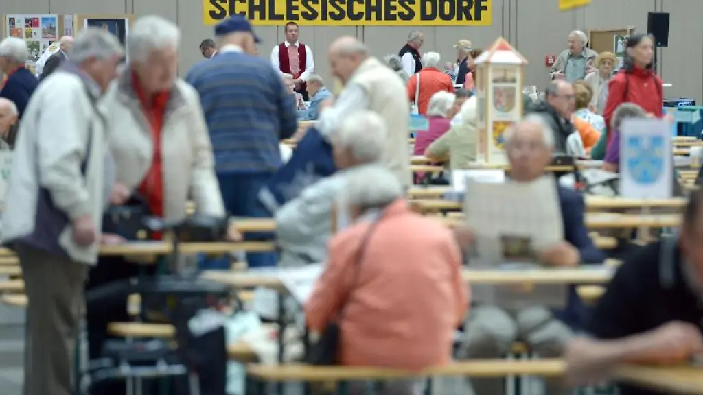 Besucher-gehen-waehrend-des-Deutschlandtreffens-der-Schlesier-in-Hannover-2015-durch-die-Ausstellungshalle