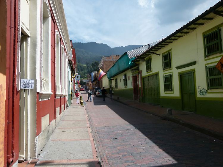 In den ruhigen Gassen der Altstadt von Bogotá können Besucher wunderbar spazieren gehen. Manche sind komplett für Autos gesperrt.