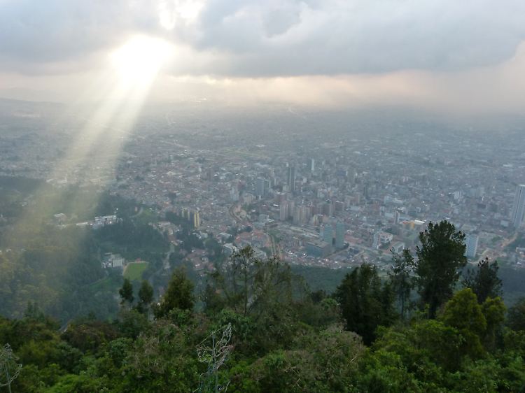 Vom Gipfel des Monserrate lässt sich erkennen, wie das Häusermeer Bogotás weit aus der Hochebene von Sabana an die Flanken des Hausbergs brandet.