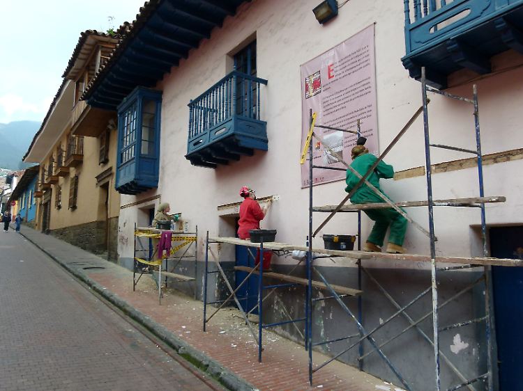 In der "Candelaria", der Altstadt Bogotás, werden die bunten Kolonialhäuser renoviert und frisch gestrichen.