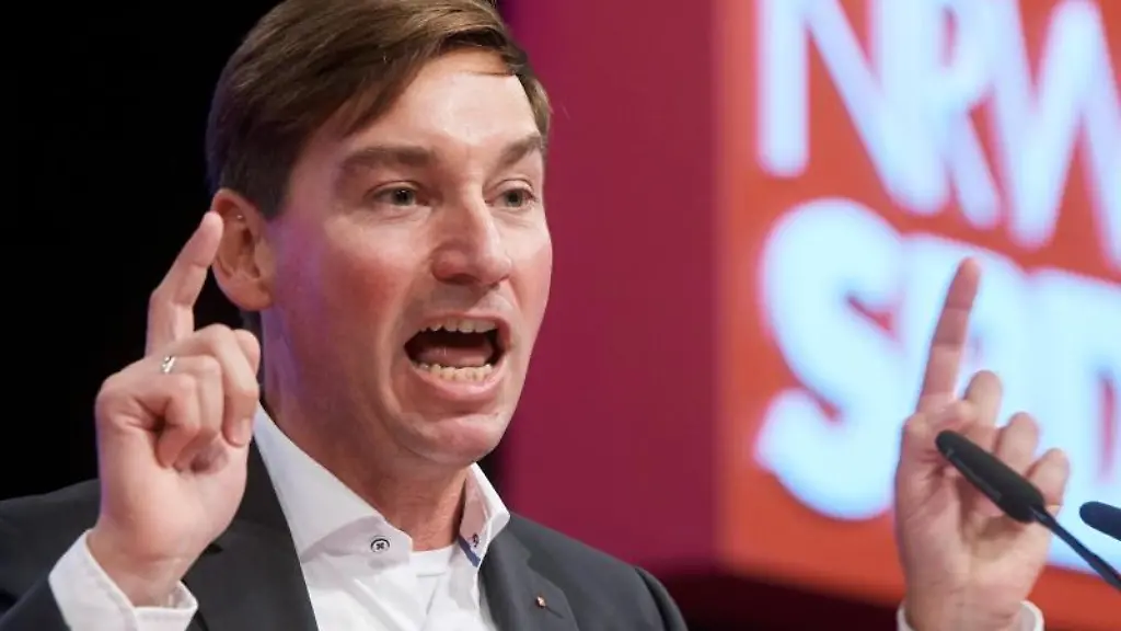 Sebastian-Hartmann-SPD-Landesvorsitzender-bei-einer-Rede