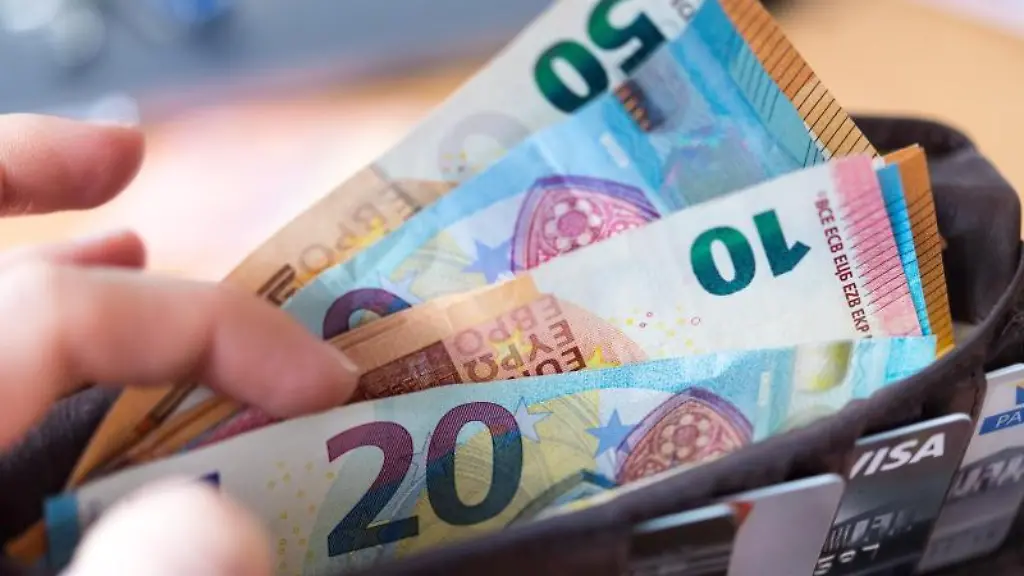 Eine-Frau-haelt-eine-Geldboerse-mit-zahlreichen-Banknoten-in-der-Hand