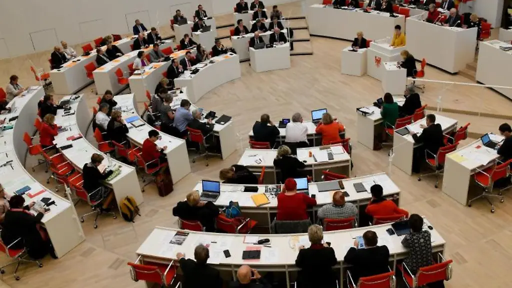 Die-Parlamentarier-sitzen-waehrend-der-Landtagssitzung-im-Plenarsaal