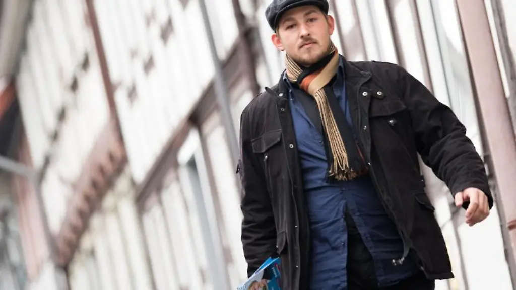 Das-Mitglied-der-Jungen-Alternative-Lars-Steinke-geht-an-Fachwerkhaeusern-vorbei
