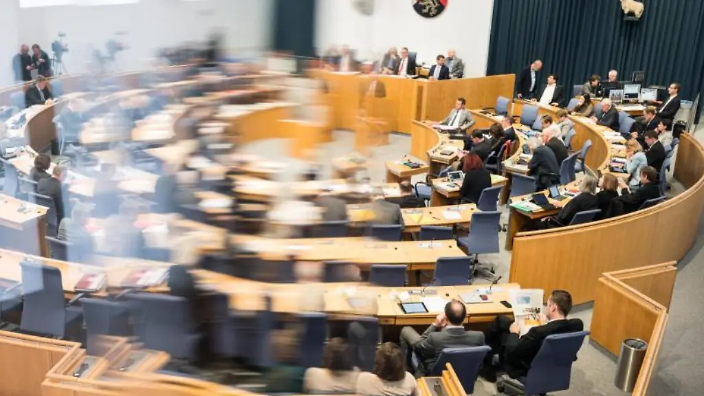Die-Abgeordneten-sitzen-im-Landtag-Rheinland-Pfalz