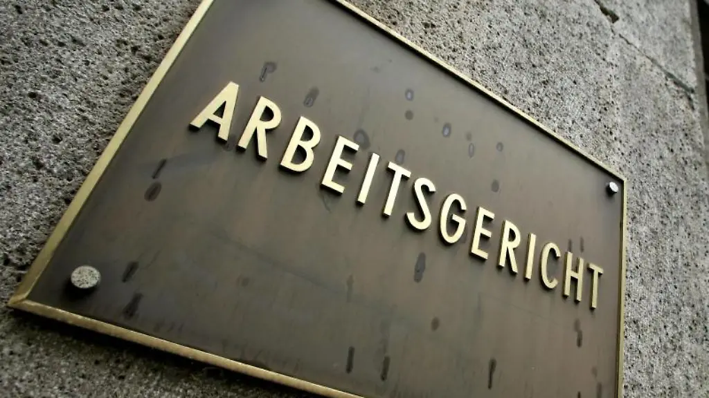 Das-Foto-zeigt-das-Schild-am-Arbeitsgericht-Moenchengladbach