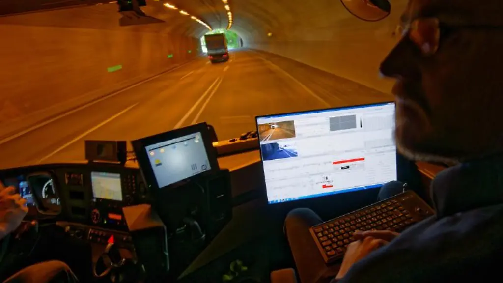 Ein-Bildschirm-im-Fuehrerhaus-des-Lkw-Pavement-Scanners-zeigt-waehrend-einer-Messfahrt-die-erhobenen-Daten