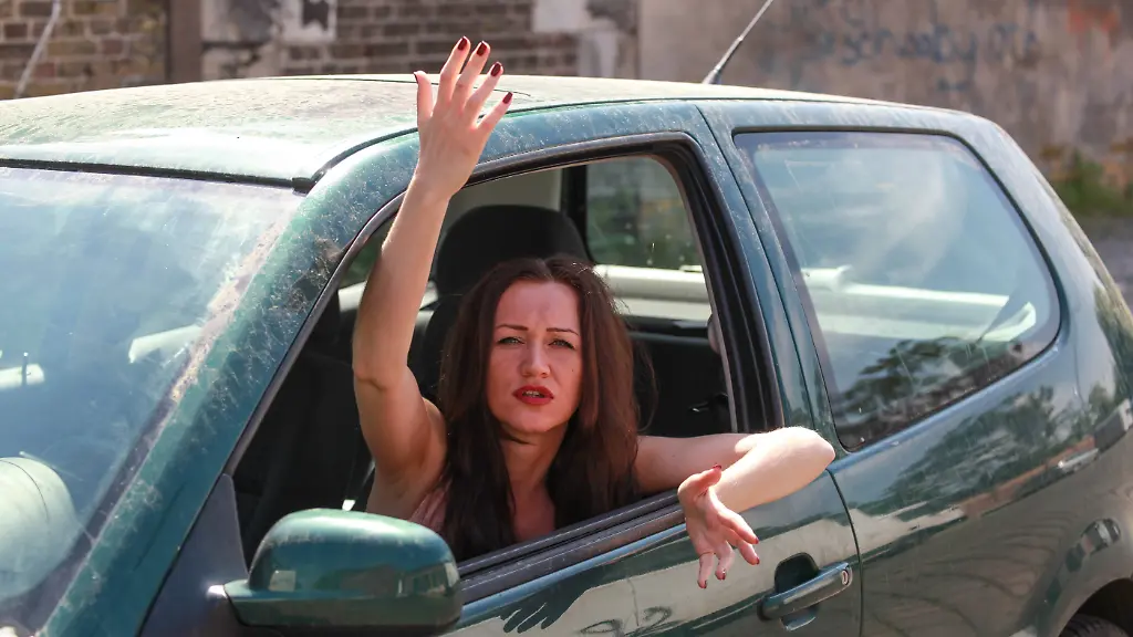 Wuetende-Autofahrerin