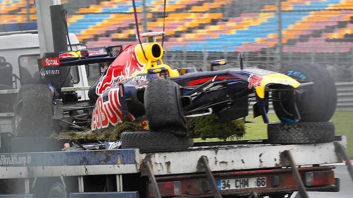 Arg beschädigt: Der Red Bull von Sebastian Vettel nach dem Einschlag in eine Istanbuler Leitplanke.
