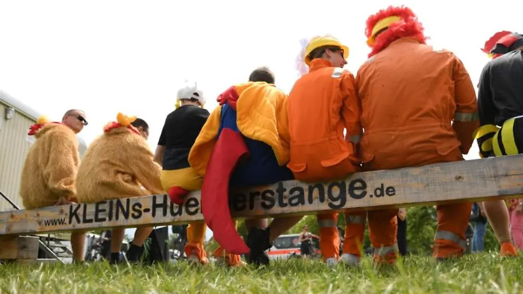 Teilnehmer-der-6-Deutschen-Gockelkraehmeisterschaft-auf-einer-Huehnerstange