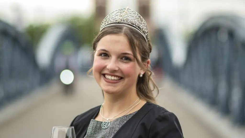 Die-Badische-Weinkoenigin-Sina-Erdrich-nach-der-Wahl-und-Kroenung-zur-70-Badischen-Weinkoenigin