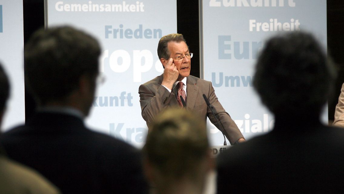 SPD-Chef Müntefering bemüht sich um Schadensbegrenzung.