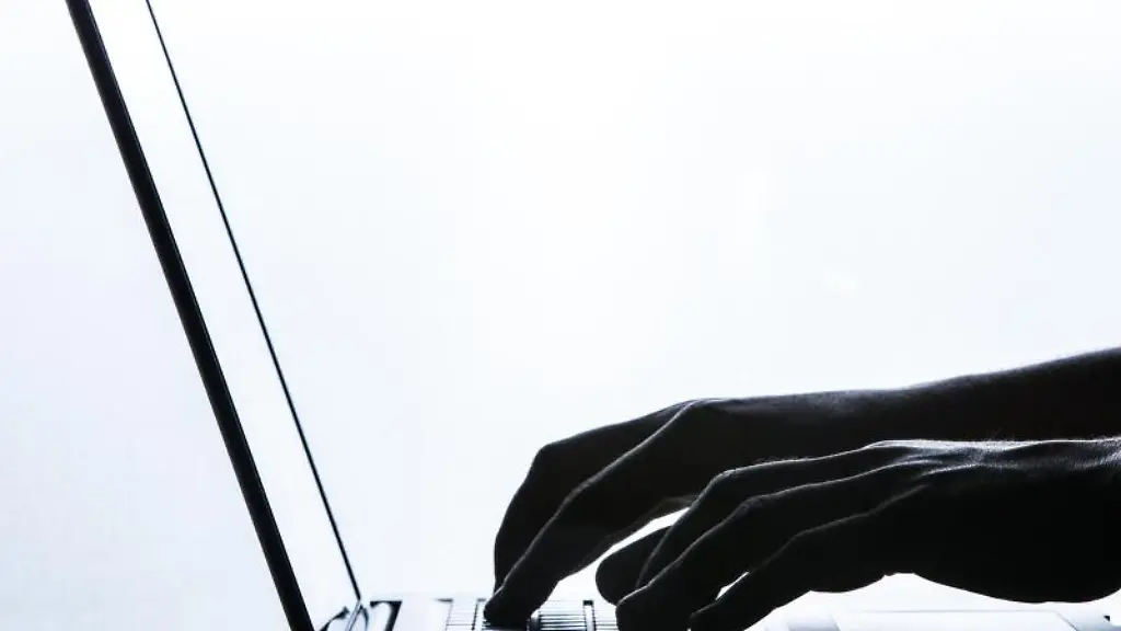 Ein-Mann-tippt-auf-einer-Tastatur-eines-Laptops