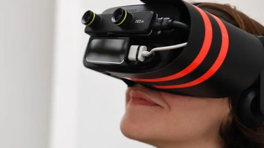 Eine-Frau-traegt-eine-Virtual-Reality-Brille