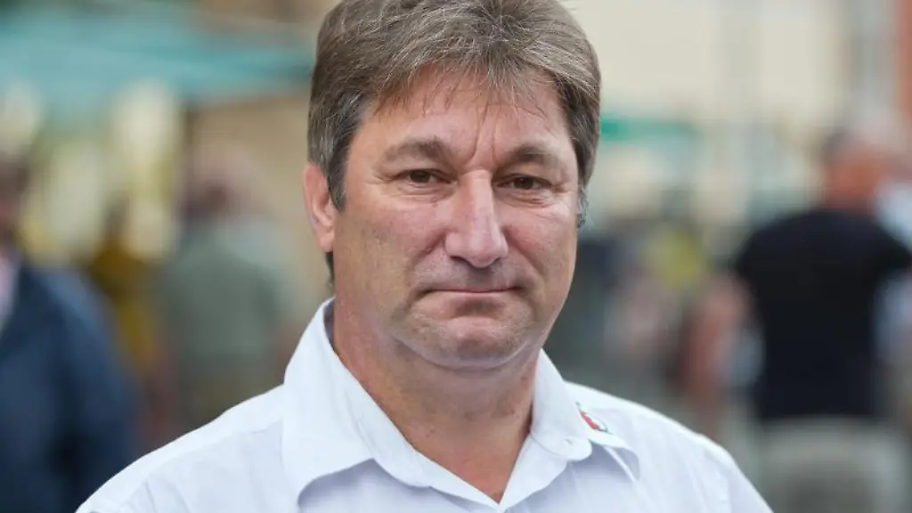 Der-Parteivorsitzende-der-Partei-fuer-franken-Die-Franken-Robert-Gattenloehner-blickt-in-die-Kamera