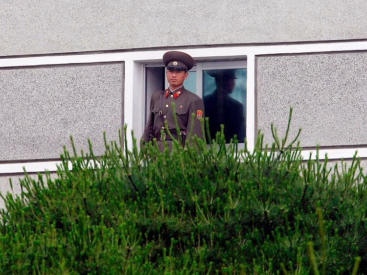 Ein nordkoreanischer Soldat schaut über die Grenze bei Panmunjon zur südkoreanischen Seite.